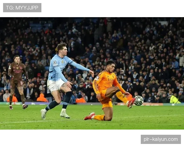 曼城在伊蒂哈德球场进行封闭训练，重点演练定位球防守